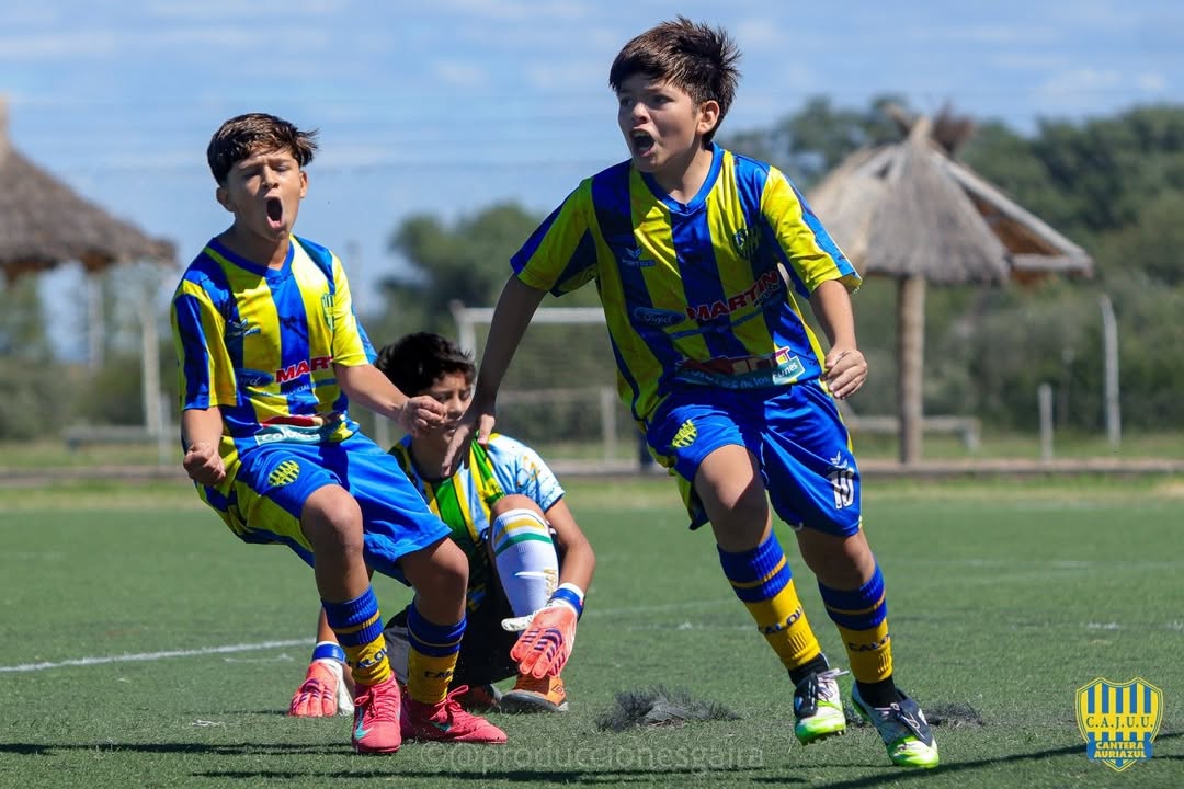 ugadores de la categoría 2014 de Juventud en acción y celebrando durante el triunfo por 3 a 0 frente a ASEBA