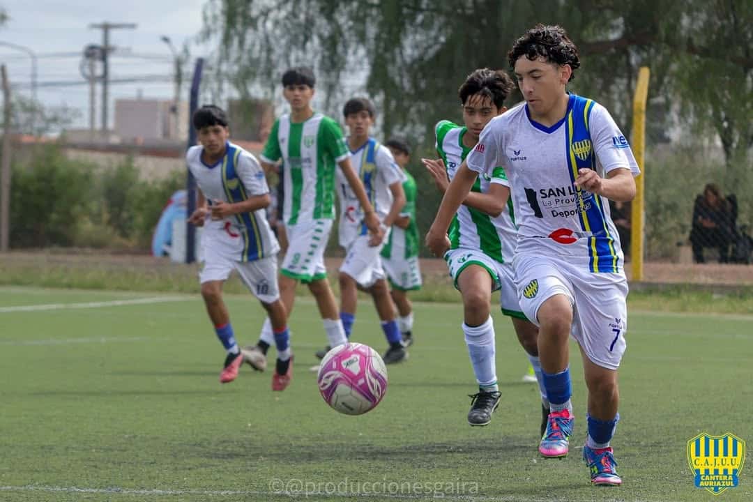 La cantera auriazul (el equipo juvenil de Juventud Unida de San Luis) se enfrentó a Sportivo Estudiantes en un partido de sus divisiones formativas