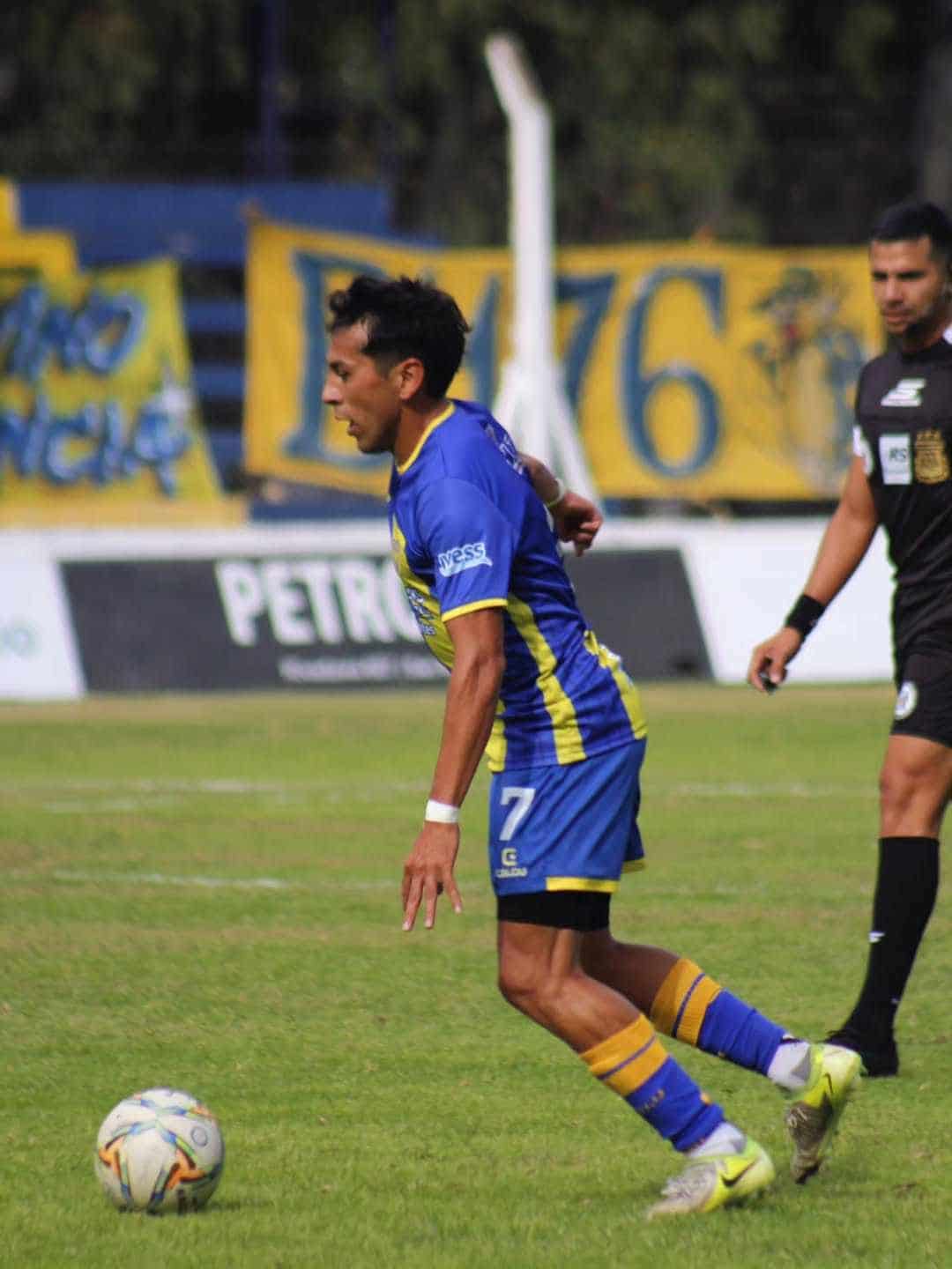 Jugador de Juventud Unida ante Deportivo Rincón por el Torneo Federal A. 12 de abril de 2026.