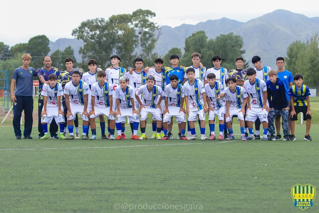 La cantera auriazul (el equipo juvenil de Juventud Unida de San Luis) se enfrentó a Sportivo Estudiantes en un partido de sus divisiones formativas